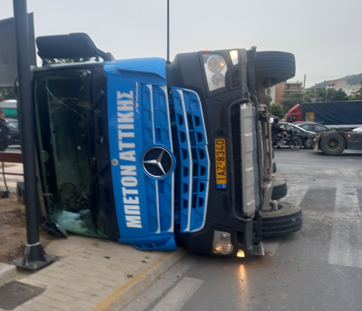 Λεωφόρος Αθηνών: Μπετονιέρα ανατράπηκε στο Παλατάκι 6 Λεωφόρος Αθηνών: Μπετονιέρα ανατράπηκε στο Παλατάκι 5