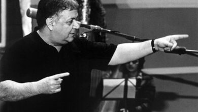 Ο Μάνος Χατζιδάκις και ο "Φίλος μας που χάσαμε" - Τον πρόδωσαν, τον τύφλωσαν και τον σκότωσαν στο Στρατόπεδο Χαϊδαρίου 26