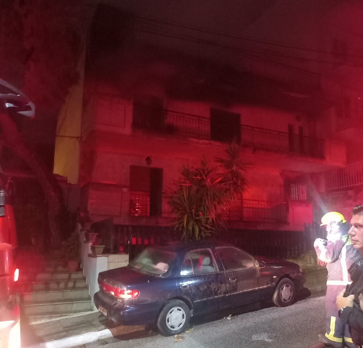 Μεγάλη κινητοποίηση της Πυροσβεστικής για πυρκαγιά σε σπίτι στο Χαϊδάρι 9