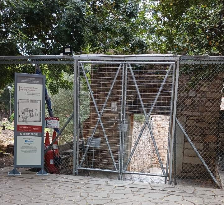 Το παιχνίδι του "κρυμμένου θησαυρού" για να μπει ο τουρίστας στη Μονή Δαφνίου 1