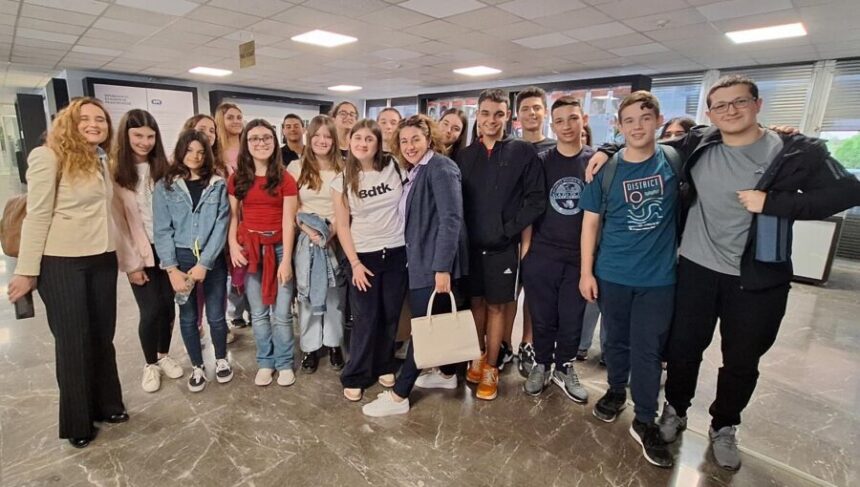 Επίσκεψη της δημοσιογραφικής ομάδας e-paideia news στο Ραδιομέγαρο της ΕΡΤ 2 Επίσκεψη της δημοσιογραφικής ομάδας e-paideia news στο Ραδιομέγαρο της ΕΡΤ 1