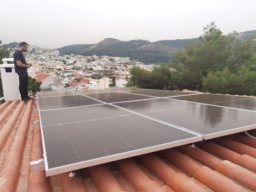 Φωτοβολταϊκά στη στέγη: Εγκατάσταση συστήματος σε οικία στο Χαϊδάρι 2 Φωτοβολταϊκά στη στέγη: Εγκατάσταση συστήματος σε οικία στο Χαϊδάρι 1
