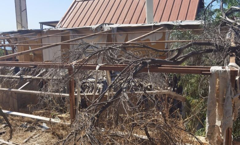 Θεαθήναι: Επέμβαση σε μια άθλια πυριτιδαποθήκη στα πόδια του βουνού, ενώ ο ιδιοκτήτης του χώρου "κάνει την πάπια"! 2 Θεαθήναι: Επέμβαση σε μια άθλια πυριτιδαποθήκη στα πόδια του βουνού, ενώ ο ιδιοκτήτης του χώρου "κάνει την πάπια"! 1