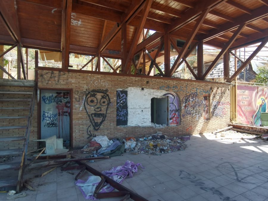 Θεαθήναι: Επέμβαση σε μια άθλια πυριτιδαποθήκη στα πόδια του βουνού, ενώ ο ιδιοκτήτης του χώρου "κάνει την πάπια"! 10 Θεαθήναι: Επέμβαση σε μια άθλια πυριτιδαποθήκη στα πόδια του βουνού, ενώ ο ιδιοκτήτης του χώρου "κάνει την πάπια"! 9