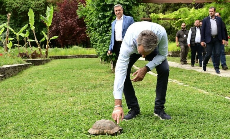 Η χαλαρωτική επίσκεψη του Κυριάκου Μητσοτάκη στον Διομήδειο Κήπο 2 Η χαλαρωτική επίσκεψη του Κυριάκου Μητσοτάκη στον Διομήδειο Κήπο 1