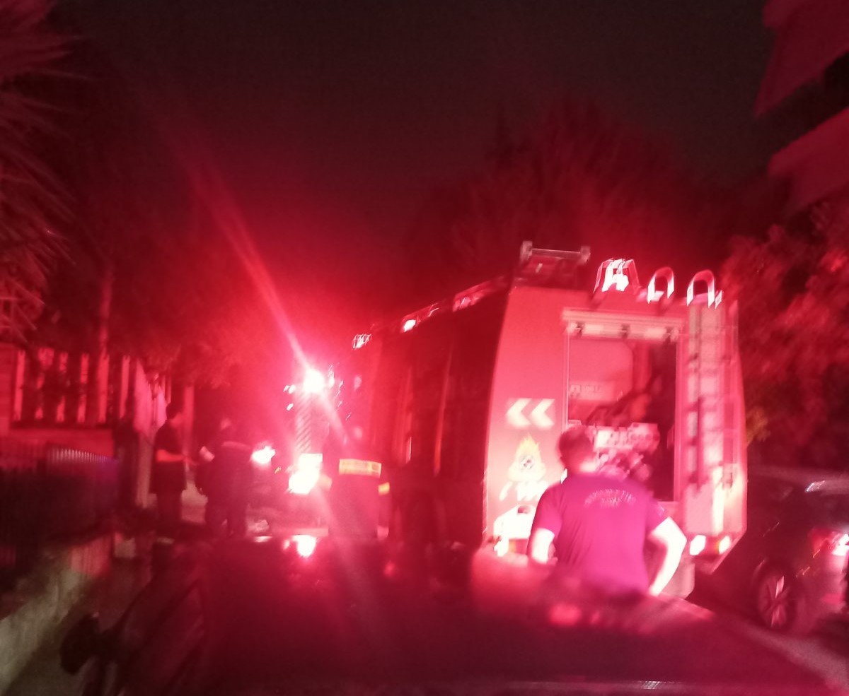 Μεγάλη κινητοποίηση της Πυροσβεστικής για πυρκαγιά σε σπίτι στο Χαϊδάρι 12 Μεγάλη κινητοποίηση της Πυροσβεστικής για πυρκαγιά σε σπίτι στο Χαϊδάρι 11