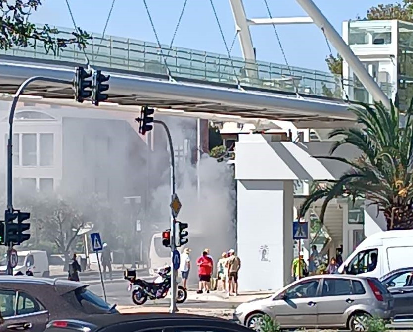 Τυλίχτηκε στις φλόγες πουλμανάκι στο Παλατάκι, πετάχτηκαν έξω επιβάτες 4 Τυλίχτηκε στις φλόγες πουλμανάκι στο Παλατάκι, πετάχτηκαν έξω επιβάτες 3