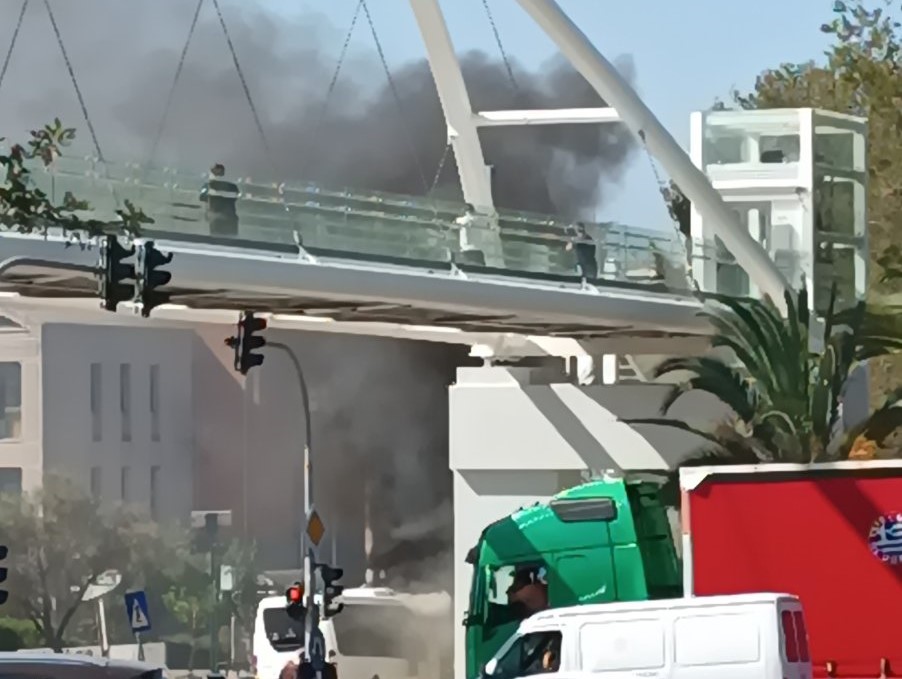 Τυλίχτηκε στις φλόγες πουλμανάκι στο Παλατάκι, πετάχτηκαν έξω επιβάτες 6 Τυλίχτηκε στις φλόγες πουλμανάκι στο Παλατάκι, πετάχτηκαν έξω επιβάτες 5