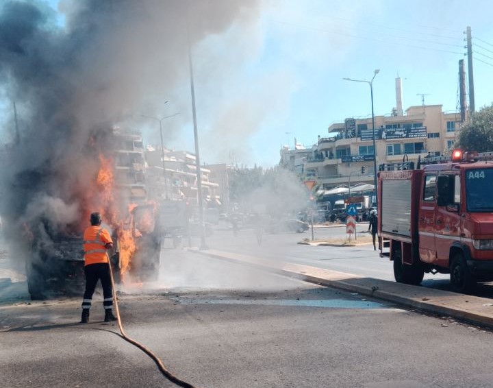 Παρανάλωμα το πούλμαν, ευτυχώς χωρίς θύματα - Κλειστή η Καραϊσκάκη 2 Παρανάλωμα το πούλμαν, ευτυχώς χωρίς θύματα - Κλειστή η Καραϊσκάκη 1