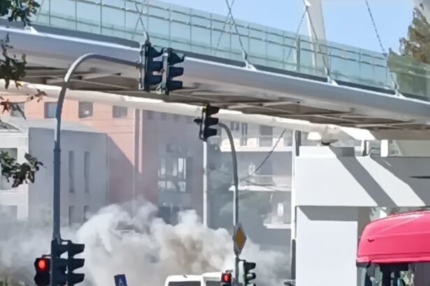 Τυλίχτηκε στις φλόγες πουλμανάκι στο Παλατάκι, πετάχτηκαν έξω επιβάτες 25