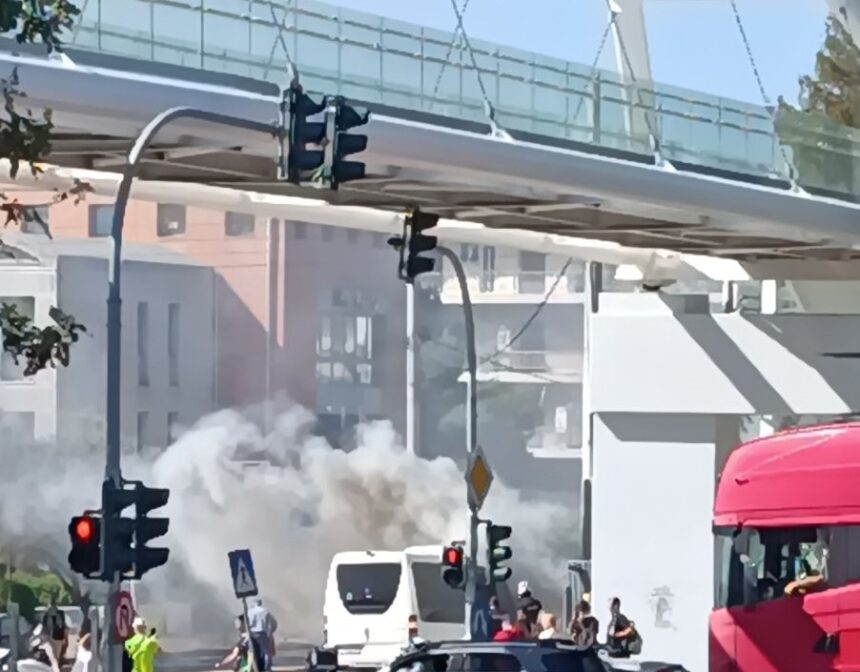 Τυλίχτηκε στις φλόγες πουλμανάκι στο Παλατάκι, πετάχτηκαν έξω επιβάτες 1