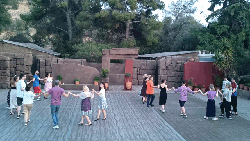 Οι Δικηγόροι εν χορώ μάς ταξιδεύουν με "Καραβάνια & Καράβια" - Θέατρο Δώρας Στράτου 1