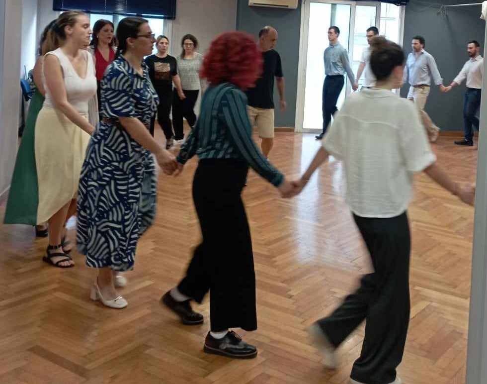 Οι Δικηγόροι εν χορώ μάς ταξιδεύουν με "Καραβάνια & Καράβια" - Θέατρο Δώρας Στράτου 10 Οι Δικηγόροι εν χορώ μάς ταξιδεύουν με "Καραβάνια & Καράβια" - Θέατρο Δώρας Στράτου 9