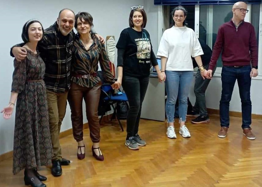 Οι Δικηγόροι εν χορώ μάς ταξιδεύουν με "Καραβάνια & Καράβια" - Θέατρο Δώρας Στράτου 12 Οι Δικηγόροι εν χορώ μάς ταξιδεύουν με "Καραβάνια & Καράβια" - Θέατρο Δώρας Στράτου 11