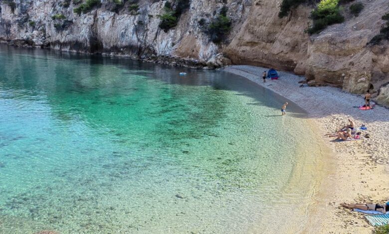 Παραλία Μικρά Στραβά, ο κρυμμένος παράδεισος: Τα κρυστάλλινα νερά 1,5 ώρα από την Αθήνα! 2 Παραλία Μικρά Στραβά, ο κρυμμένος παράδεισος: Τα κρυστάλλινα νερά 1,5 ώρα από την Αθήνα! 1