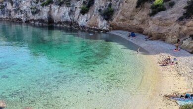 Παραλία Μικρά Στραβά, ο κρυμμένος παράδεισος: Τα κρυστάλλινα νερά 1,5 ώρα από την Αθήνα! 65