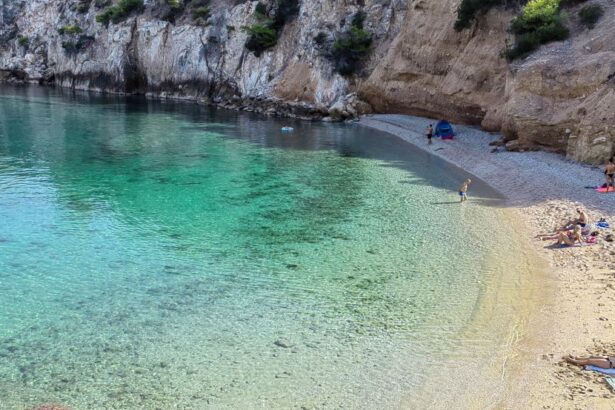 Παραλία Μικρά Στραβά, ο κρυμμένος παράδεισος: Τα κρυστάλλινα νερά 1,5 ώρα από την Αθήνα! 37