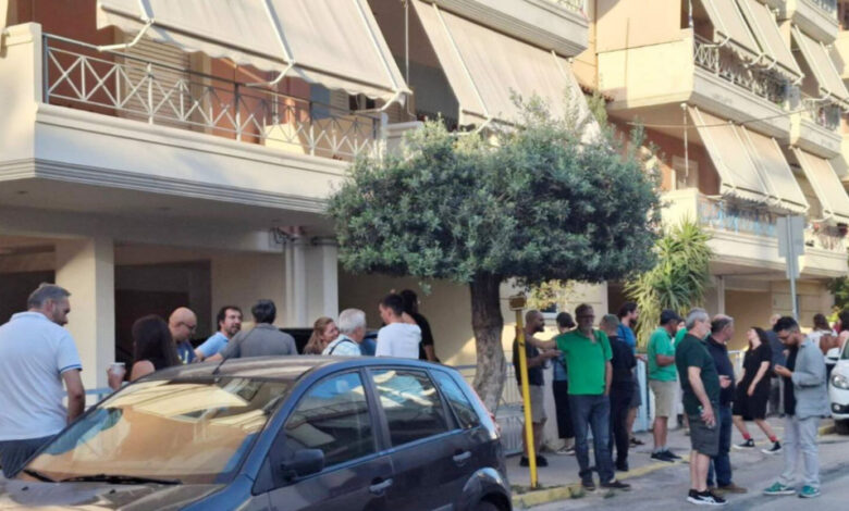 Ελευσίνα: Οργή στη γειτονιά για έξωση ΑμεΑ πρωταθλήτριας με την Εθνική Ομάδα 2 Ελευσίνα: Οργή στη γειτονιά για έξωση ΑμεΑ πρωταθλήτριας με την Εθνική Ομάδα 1