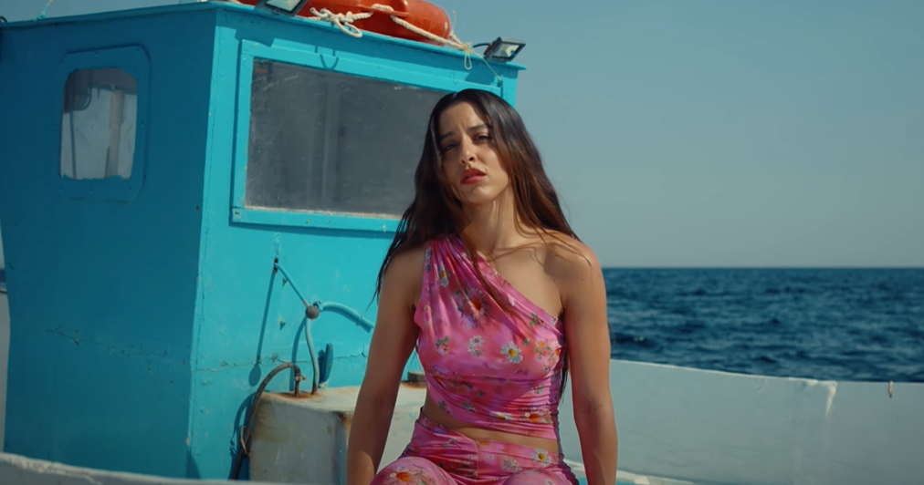 Γιατί το “Ah THALASSA” της Μαρίνας Σάττι δεν είναι ακόμα μία ωραία μπαλάντα 4 Γιατί το “Ah THALASSA” της Μαρίνας Σάττι δεν είναι ακόμα μία ωραία μπαλάντα 3
