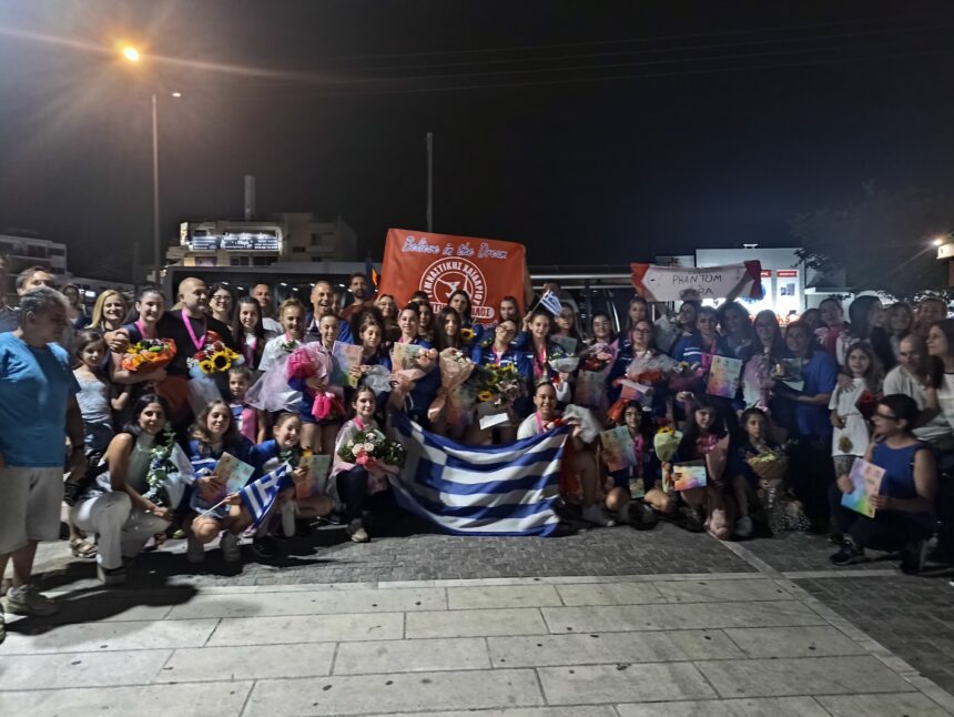 Υποδοχή στην Πλατεία Δημαρχείου για τα "χρυσά κορίτσια" του Αθλητικού Ομίλου Γυμναστικής Χαϊδαρίου 1