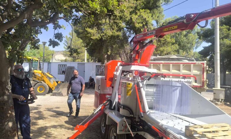 Νέος μεγάλος κλαδοτεμαχιστής με αρπάγη στην υπηρεσία του Δήμου - Τεχνικά χαρακτηριστικά 2 Νέος μεγάλος κλαδοτεμαχιστής με αρπάγη στην υπηρεσία του Δήμου - Τεχνικά χαρακτηριστικά 1