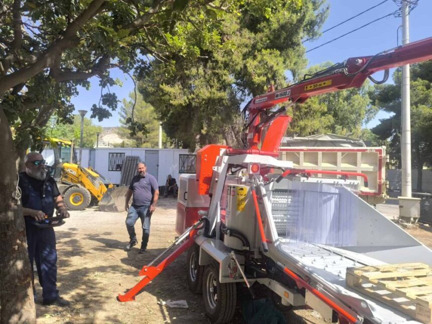 Νέος μεγάλος κλαδοτεμαχιστής με αρπάγη στην υπηρεσία του Δήμου - Τεχνικά χαρακτηριστικά 2 Νέος μεγάλος κλαδοτεμαχιστής με αρπάγη στην υπηρεσία του Δήμου - Τεχνικά χαρακτηριστικά 1