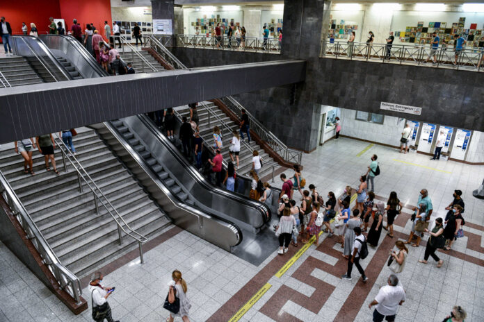 Γολγοθάς σε λεωφορεία και Μετρό εν μέσω καύσωνα - Πού βρίσκεται η προσπάθεια για κλιματισμό σε συρμούς 2 Γολγοθάς σε λεωφορεία και Μετρό εν μέσω καύσωνα - Πού βρίσκεται η προσπάθεια για κλιματισμό σε συρμούς 1