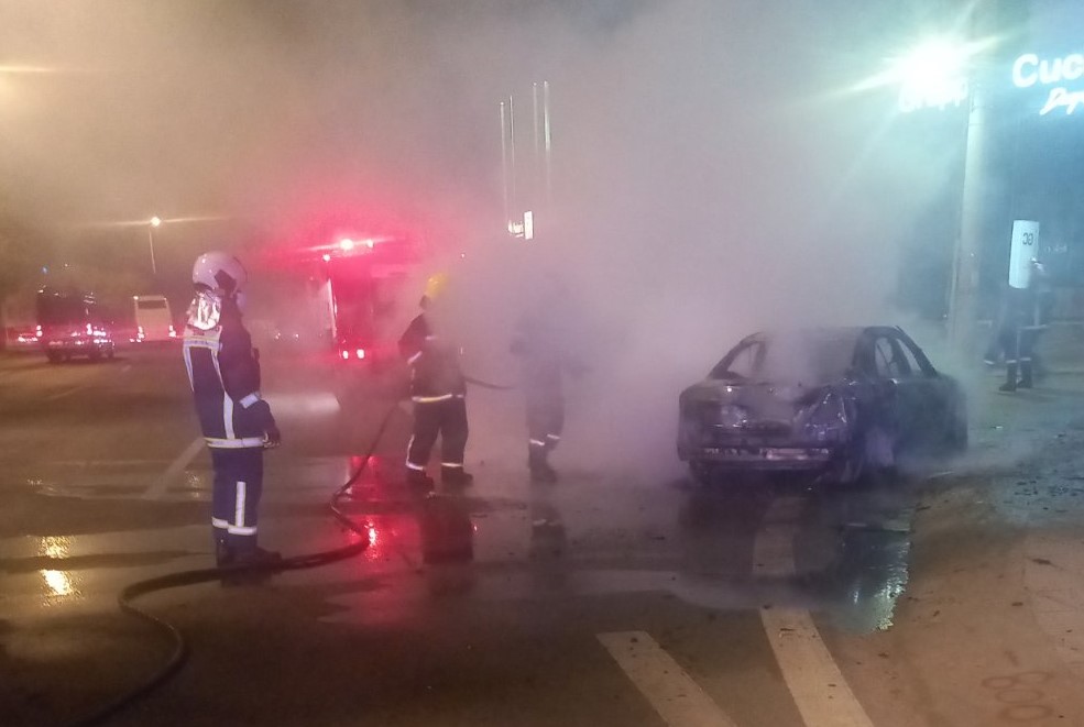 Λεωφόρος Αθηνών: Αυτοκίνητο κάηκε ολοσχερώς 3