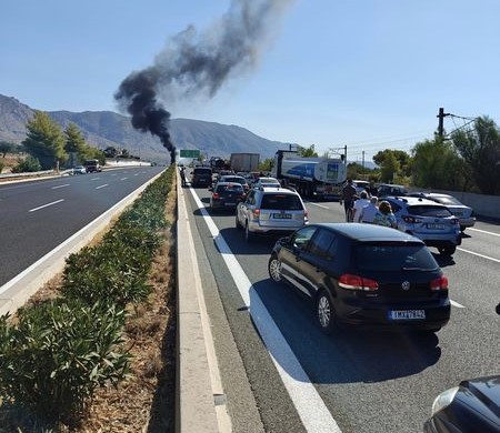 Καίγεται βυτιοφόρο στην Εθνική Οδό - Μέτρα κυκλοφορίας στo ύψος της Κινέτας 2 Καίγεται βυτιοφόρο στην Εθνική Οδό - Μέτρα κυκλοφορίας στo ύψος της Κινέτας 1