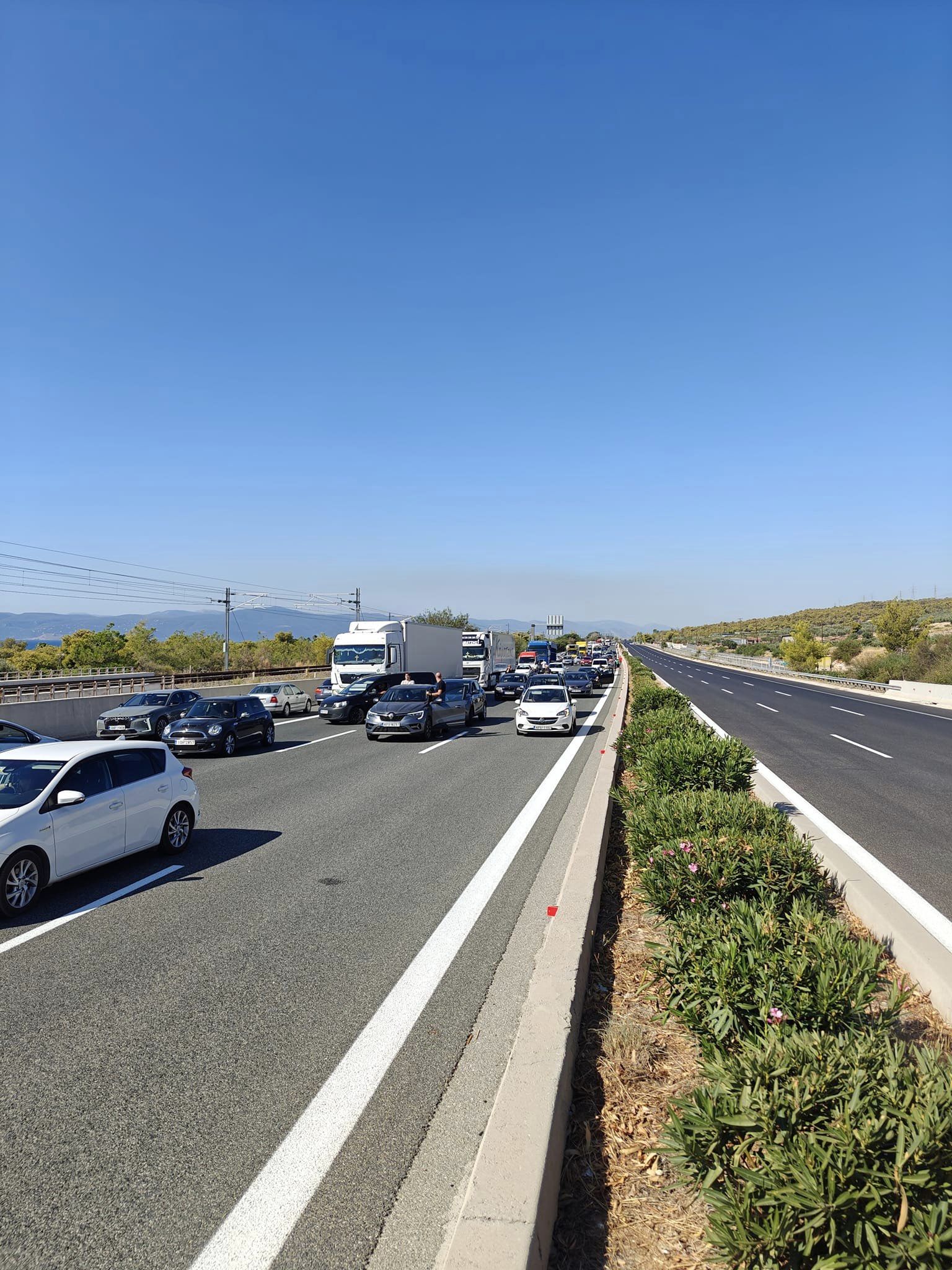 Καίγεται βυτιοφόρο στην Εθνική Οδό - Μέτρα κυκλοφορίας στo ύψος της Κινέτας 4 Καίγεται βυτιοφόρο στην Εθνική Οδό - Μέτρα κυκλοφορίας στo ύψος της Κινέτας 3