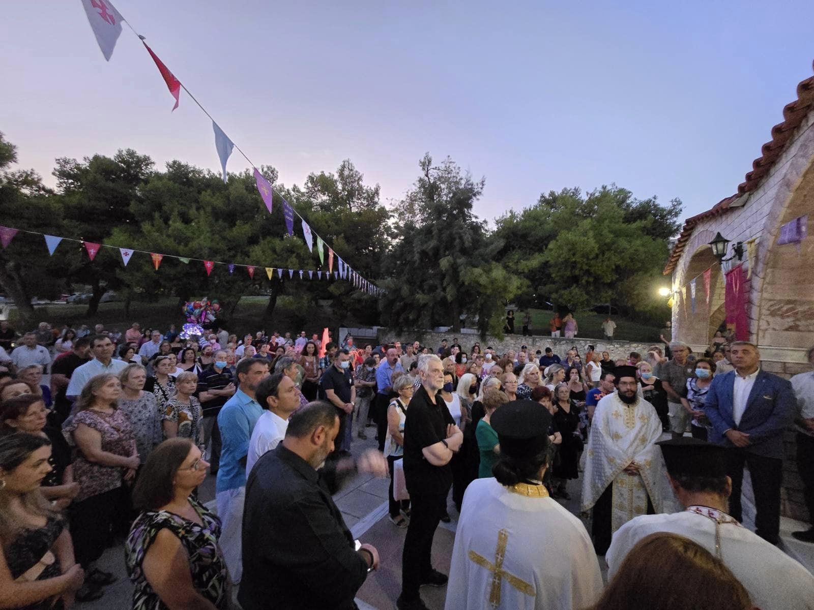 Χαϊδάρι: Πλήθος κόσμου και κατάνυξη στην περιφορά της εικόνας της Κοιμήσεως της Παναγίας 16 Χαϊδάρι: Πλήθος κόσμου και κατάνυξη στην περιφορά της εικόνας της Κοιμήσεως της Παναγίας 15