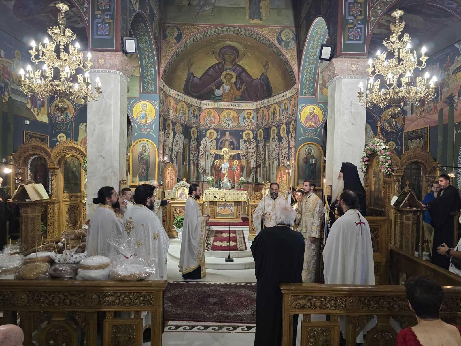 Χαϊδάρι: Πλήθος κόσμου και κατάνυξη στην περιφορά της εικόνας της Κοιμήσεως της Παναγίας 20 Χαϊδάρι: Πλήθος κόσμου και κατάνυξη στην περιφορά της εικόνας της Κοιμήσεως της Παναγίας 19