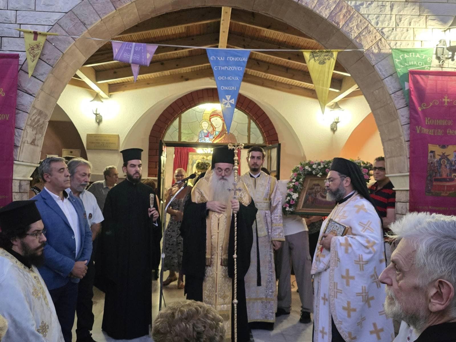 Χαϊδάρι: Πλήθος κόσμου και κατάνυξη στην περιφορά της εικόνας της Κοιμήσεως της Παναγίας 18 Χαϊδάρι: Πλήθος κόσμου και κατάνυξη στην περιφορά της εικόνας της Κοιμήσεως της Παναγίας 17