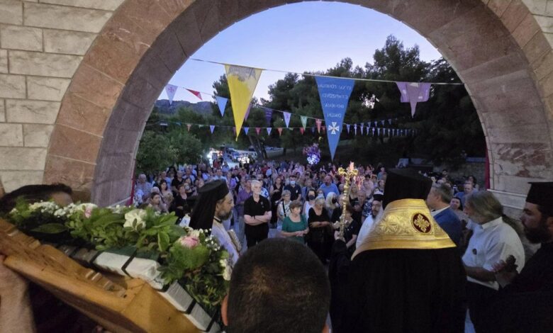 Χαϊδάρι: Πλήθος κόσμου και κατάνυξη στην περιφορά της εικόνας της Κοιμήσεως της Παναγίας 2 Χαϊδάρι: Πλήθος κόσμου και κατάνυξη στην περιφορά της εικόνας της Κοιμήσεως της Παναγίας 1