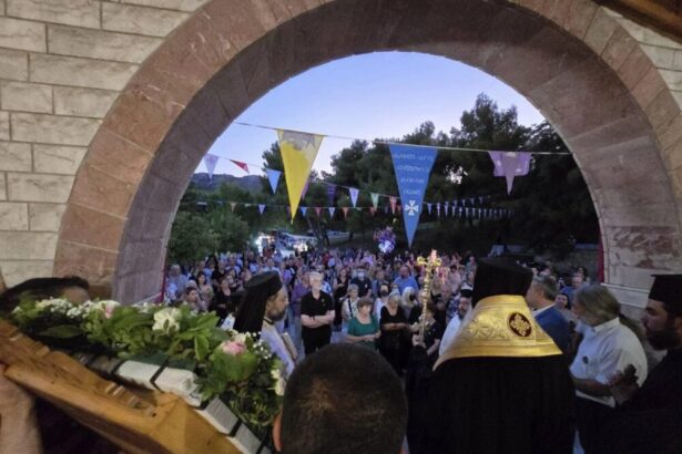 Χαϊδάρι: Πλήθος κόσμου και κατάνυξη στην περιφορά της εικόνας της Κοιμήσεως της Παναγίας 11