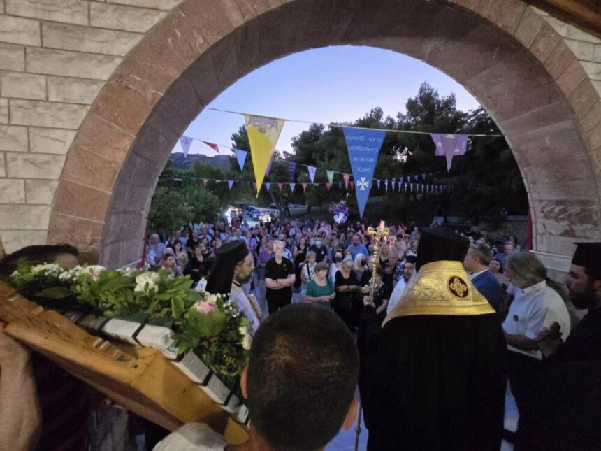 Χαϊδάρι: Πλήθος κόσμου και κατάνυξη στην περιφορά της εικόνας της Κοιμήσεως της Παναγίας 1