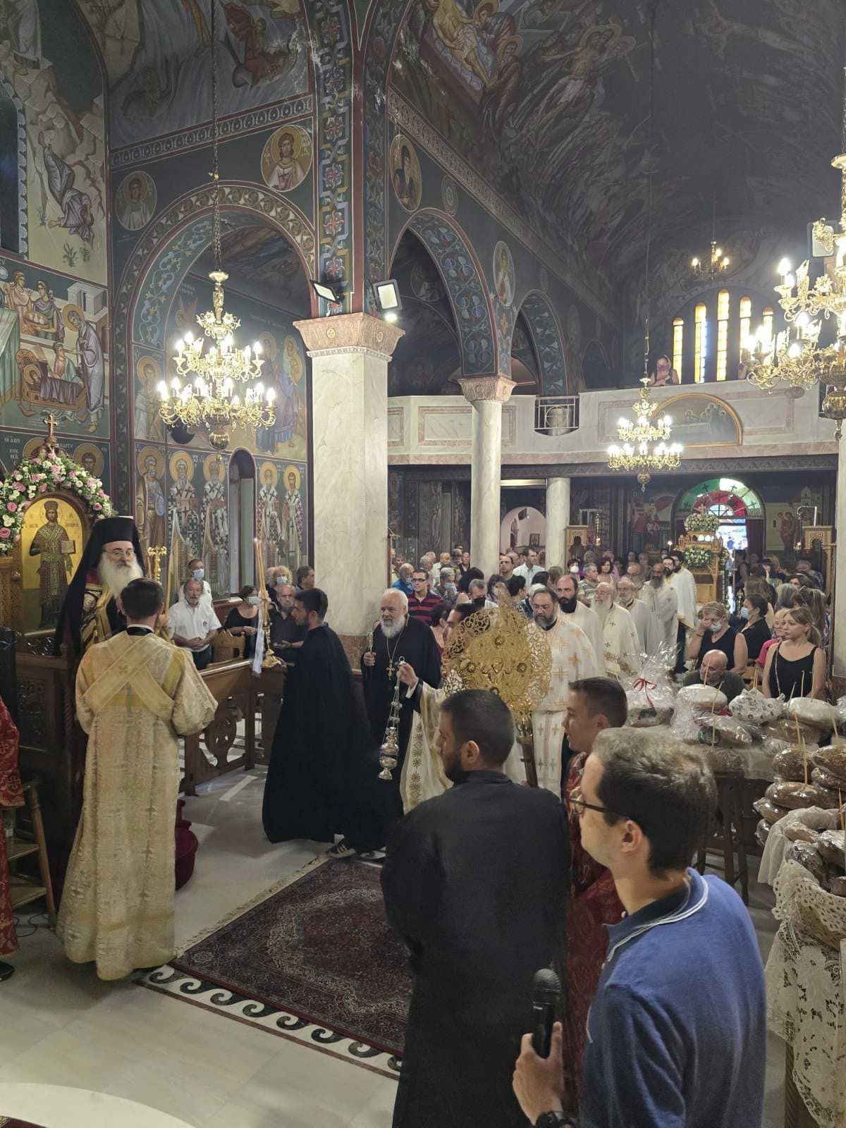 Χαϊδάρι: Πλήθος κόσμου και κατάνυξη στην περιφορά της εικόνας της Κοιμήσεως της Παναγίας 6 Χαϊδάρι: Πλήθος κόσμου και κατάνυξη στην περιφορά της εικόνας της Κοιμήσεως της Παναγίας 5