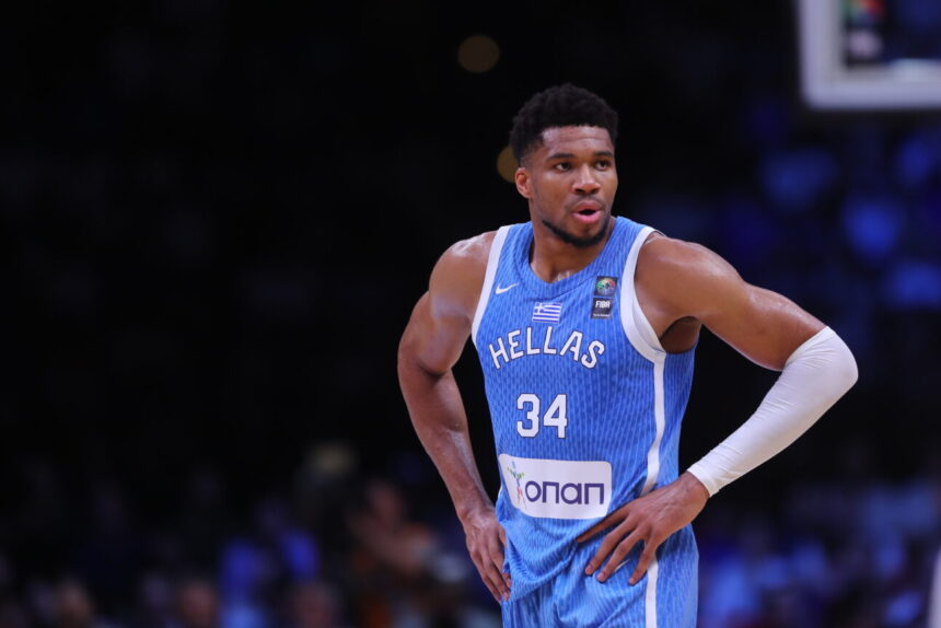 Γιάννης Αντετοκούνμπο: "Όταν μου είπαν να γίνω σημαιοφόρος, ζήτησα να το κάνει ο αρχηγός μου Κώστας Παπανικολάου" 1