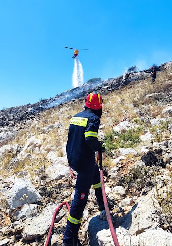 Εντυπωσιακές εικόνες από τη σημερινή μάχη στο Σχιστό Κορυδαλλού 10 Εντυπωσιακές εικόνες από τη σημερινή μάχη στο Σχιστό Κορυδαλλού 9