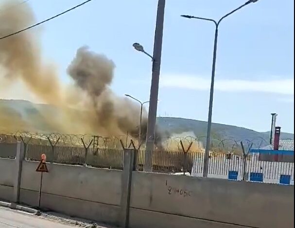 Τοξική φωτιά στον Ασπρόπυργο - Καίγεται δεξαμενή με νιτρικό οξύ 2 Τοξική φωτιά στον Ασπρόπυργο - Καίγεται δεξαμενή με νιτρικό οξύ 1