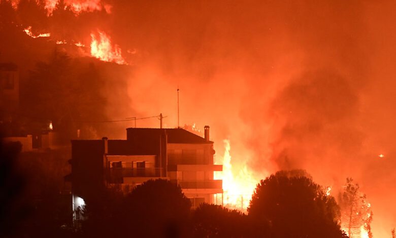 Ανεξέλεγκτη η πύρινη λαίλαπα, μέτωπο 30 χλμ. - Στις φλόγες Πεντέλη, Ανατολή και Γραμματικό 2 Ανεξέλεγκτη η πύρινη λαίλαπα, μέτωπο 30 χλμ. - Στις φλόγες Πεντέλη, Ανατολή και Γραμματικό 1