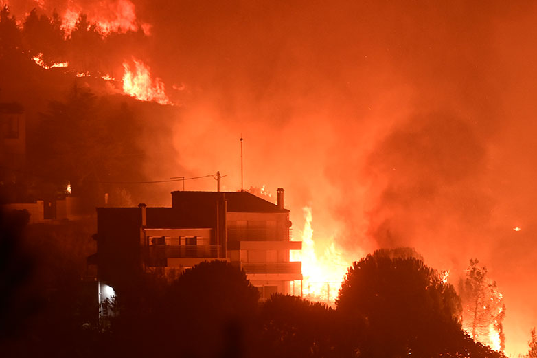 Ανεξέλεγκτη η πύρινη λαίλαπα, μέτωπο 30 χλμ. - Στις φλόγες Πεντέλη, Ανατολή και Γραμματικό 1