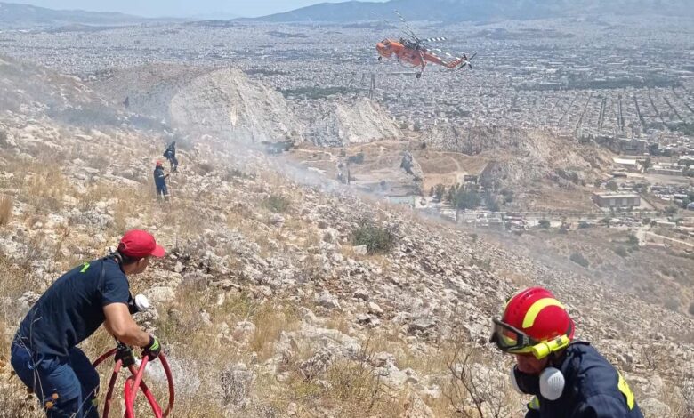 Εντυπωσιακές εικόνες από τη σημερινή μάχη στο Σχιστό Κορυδαλλού 2 Εντυπωσιακές εικόνες από τη σημερινή μάχη στο Σχιστό Κορυδαλλού 1