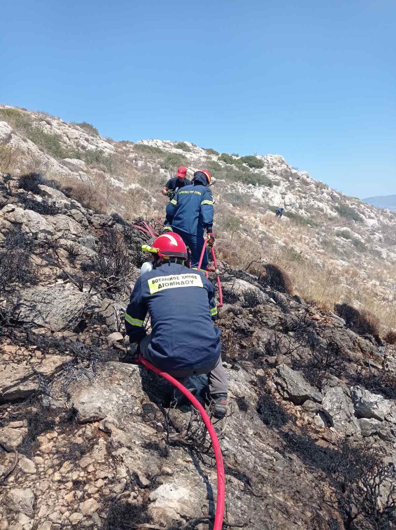 Εντυπωσιακές εικόνες από τη σημερινή μάχη στο Σχιστό Κορυδαλλού 6 Εντυπωσιακές εικόνες από τη σημερινή μάχη στο Σχιστό Κορυδαλλού 5