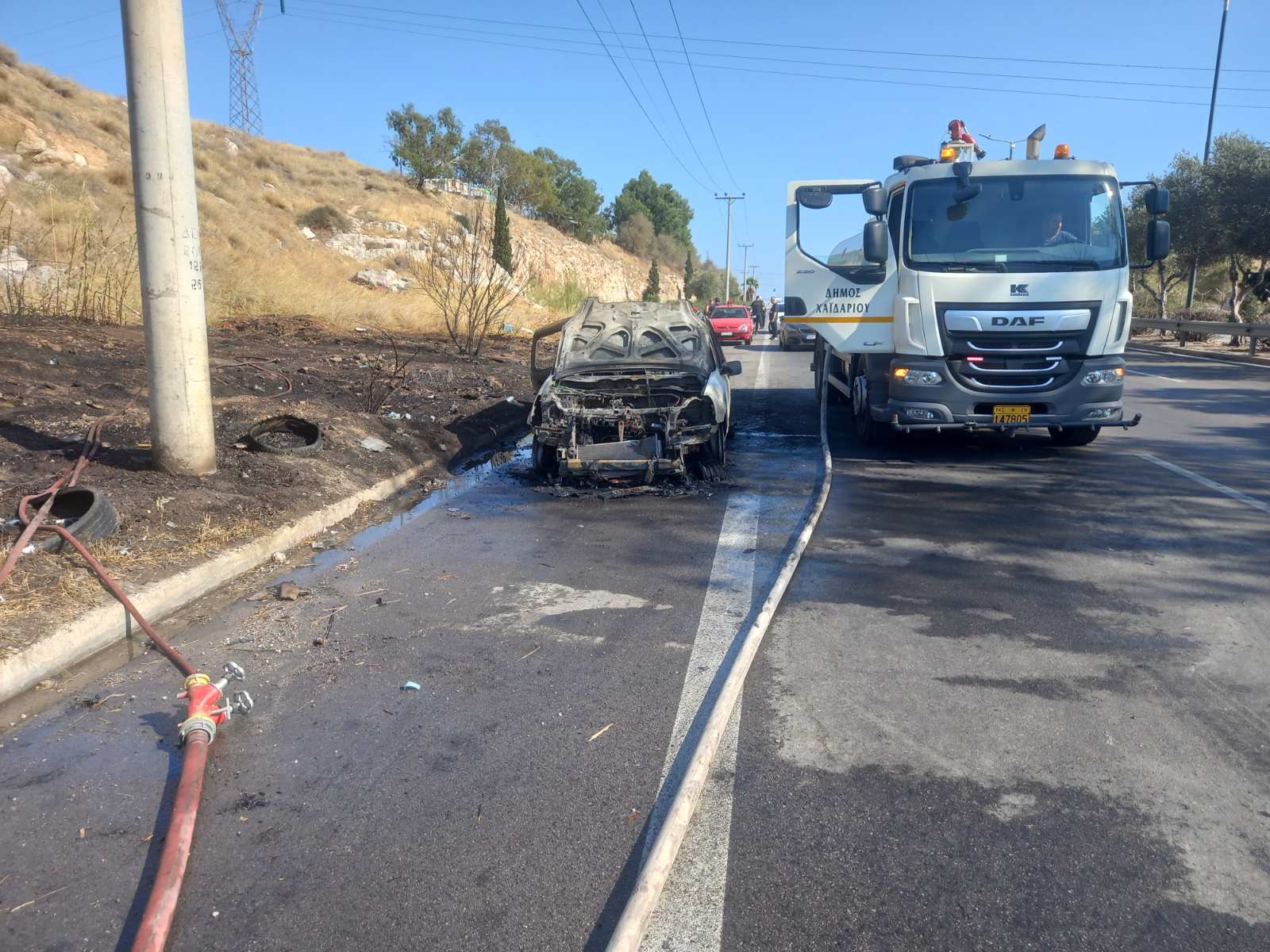 "Λαχτάρα" στη Λ. Σχιστού από φλεγόμενο αυτοκίνητο 4 "Λαχτάρα" στη Λ. Σχιστού από φλεγόμενο αυτοκίνητο 3