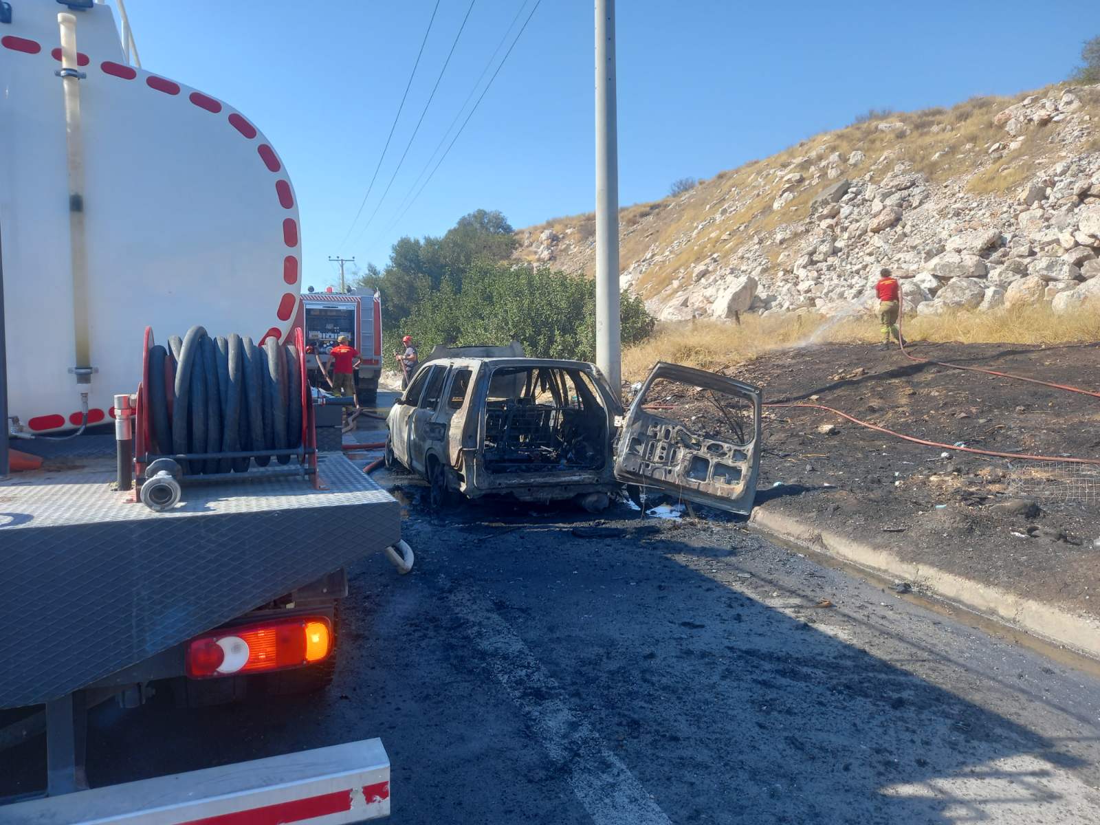 "Λαχτάρα" στη Λ. Σχιστού από φλεγόμενο αυτοκίνητο 6 "Λαχτάρα" στη Λ. Σχιστού από φλεγόμενο αυτοκίνητο 5