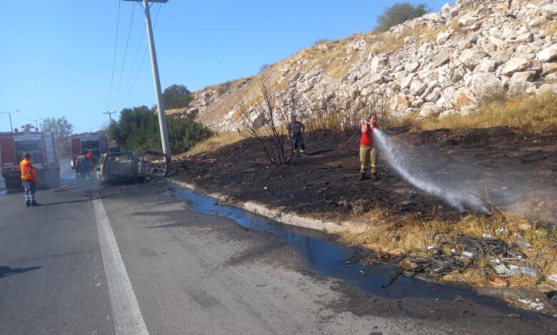 "Λαχτάρα" στη Λ. Σχιστού από φλεγόμενο αυτοκίνητο 2 "Λαχτάρα" στη Λ. Σχιστού από φλεγόμενο αυτοκίνητο 1
