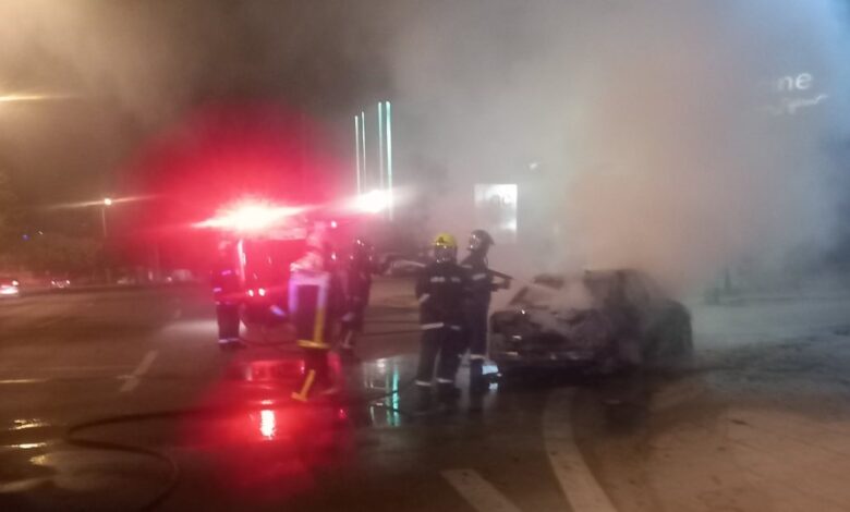 Λεωφόρος Αθηνών: Αυτοκίνητο κάηκε ολοσχερώς 2 Λεωφόρος Αθηνών: Αυτοκίνητο κάηκε ολοσχερώς 1