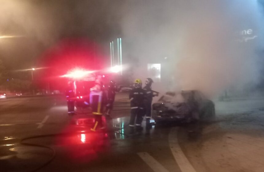 Λεωφόρος Αθηνών: Αυτοκίνητο κάηκε ολοσχερώς 1