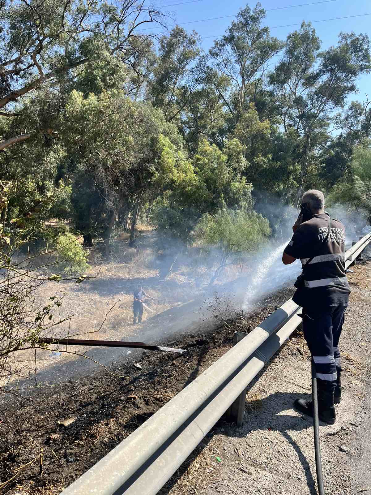 Φωτιά στη Λεωφόρο Αθηνών δίπλα στο δάσος, κινητοποιήθηκαν επίγεια και εναέρια μέσα 3 επίγεια και εναέρια μέσα